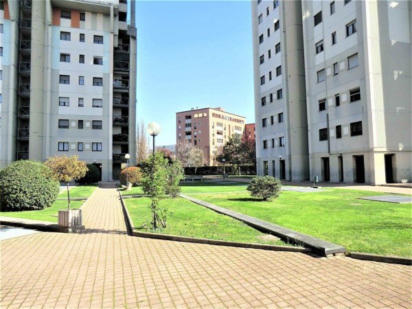 appartamento in vendita a Milano in zona Lorenteggio