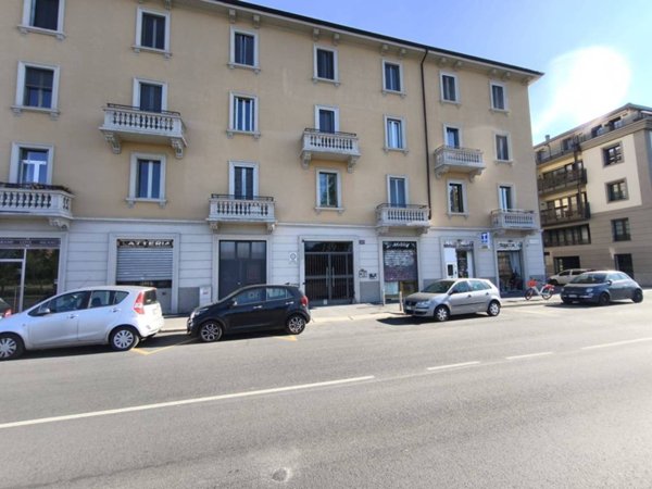 locale commerciale in vendita a Milano in zona Barona