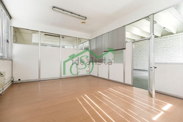 locale commerciale in vendita a Milano in zona Lorenteggio