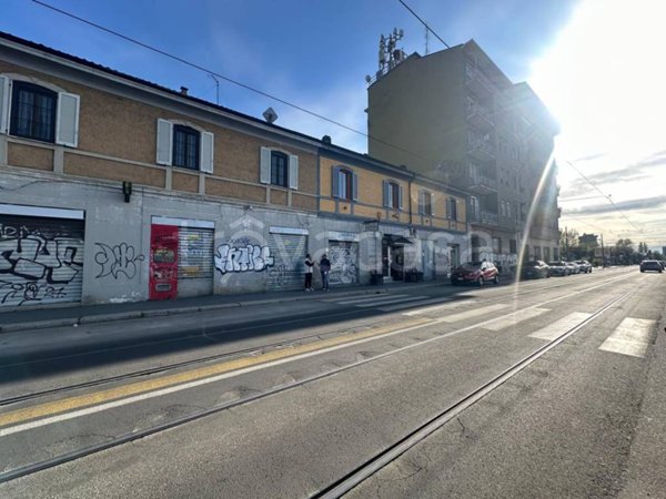 negozio in vendita a Milano in zona Barona