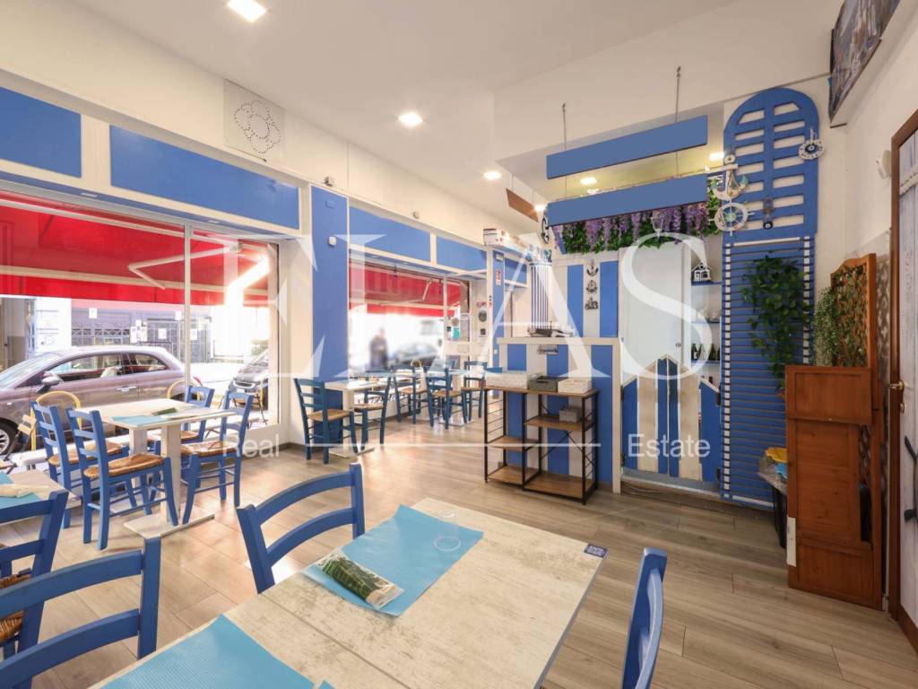 negozio in vendita a Milano in zona Trenno