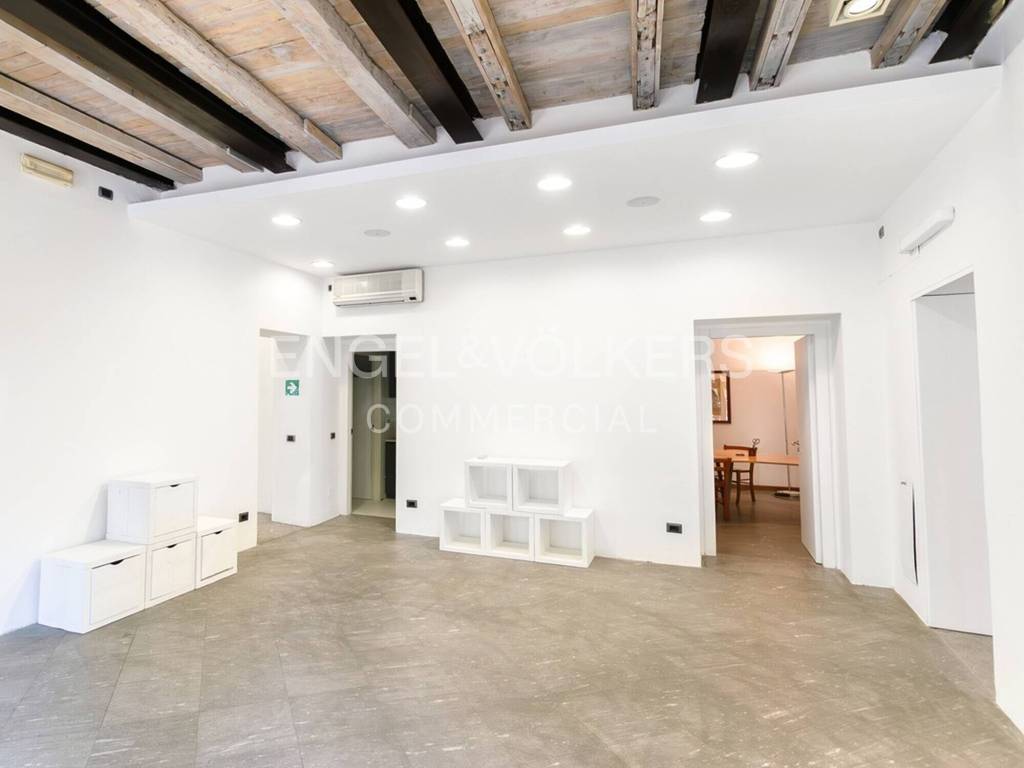 negozio in vendita a Milano in zona Cadorna