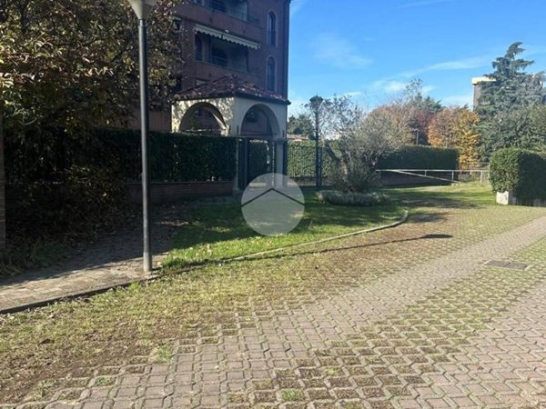 negozio in vendita a Milano in zona Baggio