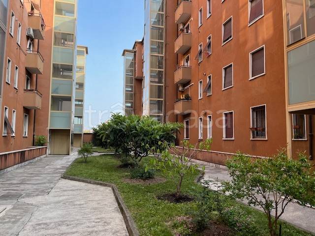appartamento in vendita a Milano in zona Cascina dei Pomi