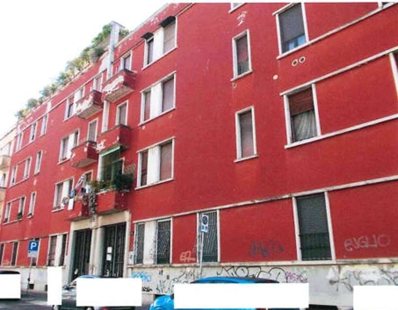 negozio in vendita a Milano in zona Famagosta