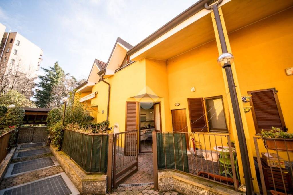 casa indipendente in vendita a Milano in zona Baggio