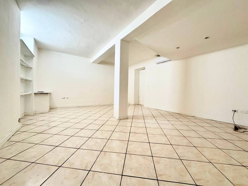 locale commerciale in vendita a Milano in zona Città Studi