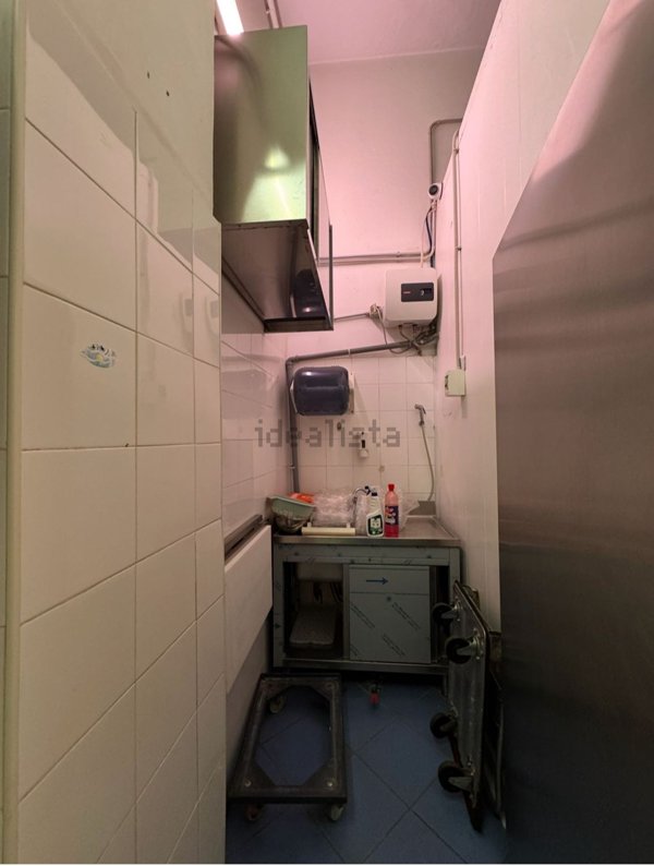 negozio in vendita a Milano in zona Baggio