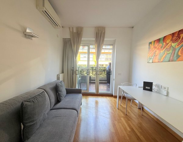 appartamento in vendita a Milano in zona Lorenteggio