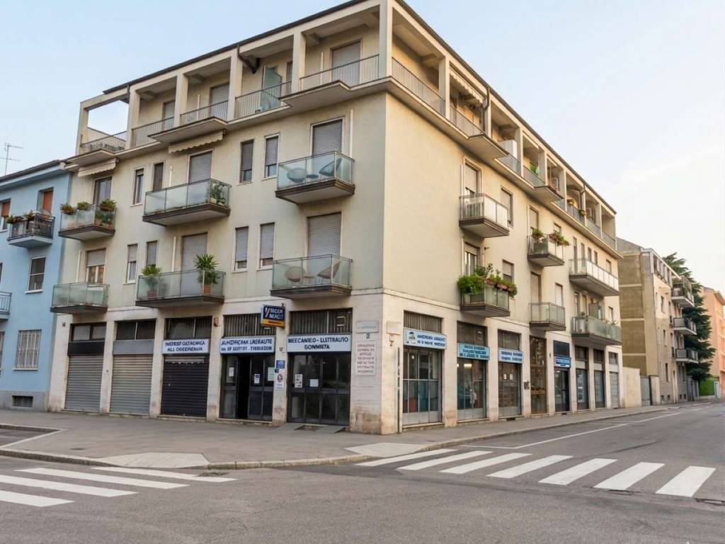 negozio in vendita a Milano in zona Trenno