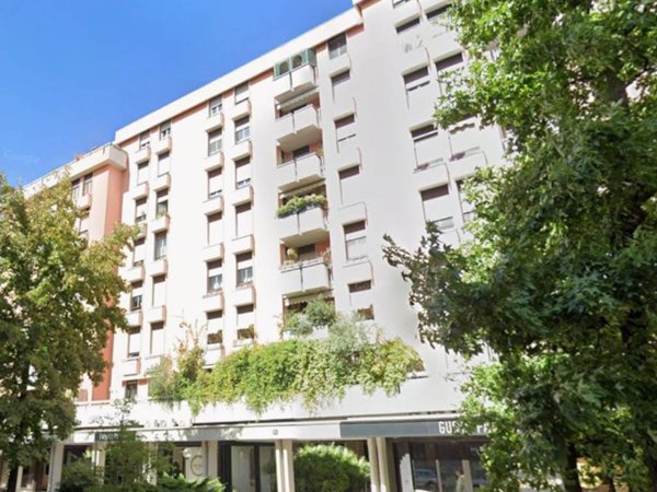 appartamento in vendita a Milano in zona Porta Garibaldi