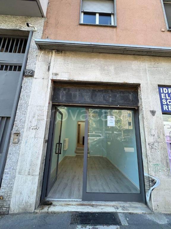 negozio in vendita a Milano in zona Lorenteggio