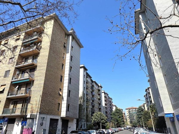 appartamento in vendita a Milano in zona Lorenteggio