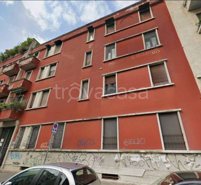 negozio in vendita a Milano in zona Famagosta