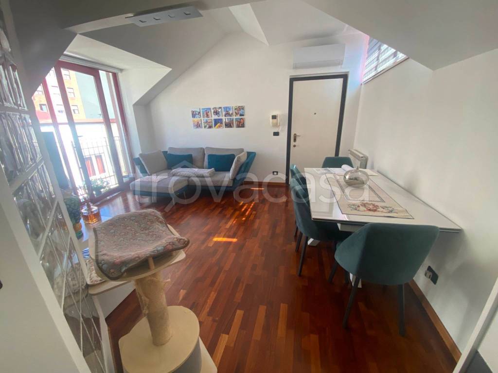 appartamento in vendita a Milano in zona Cascina dei Pomi