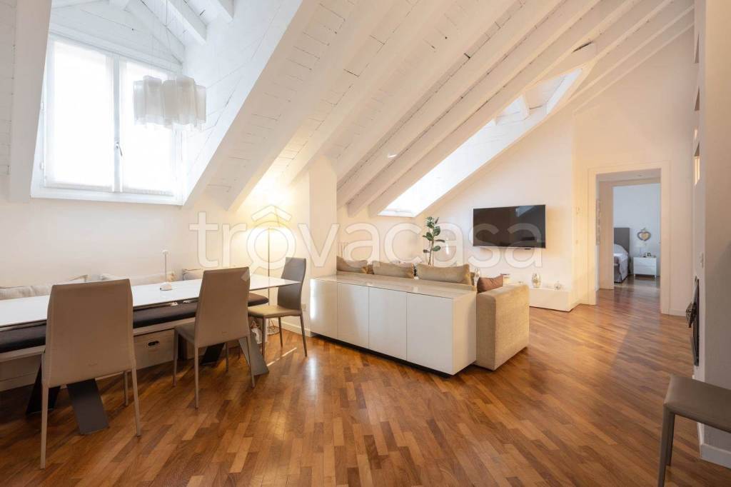 appartamento in vendita a Milano in zona Porta Garibaldi