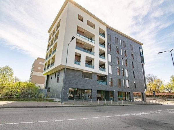 negozio in vendita a Milano in zona Baggio