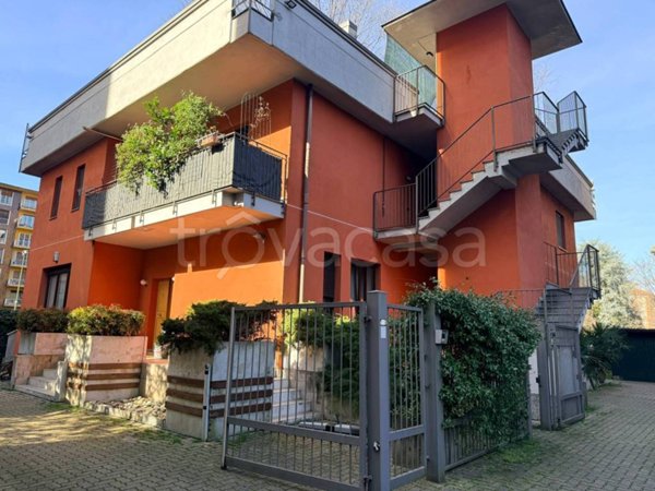 casa indipendente in vendita a Milano in zona Lorenteggio