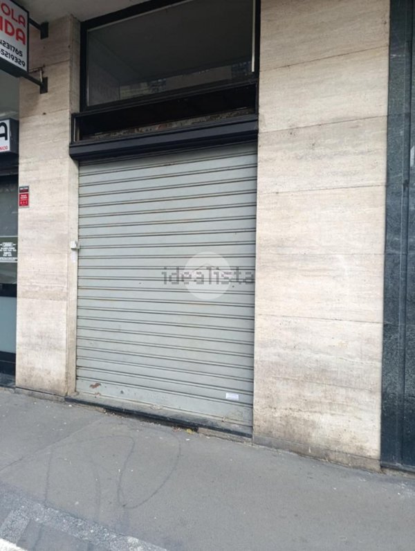 locale commerciale in vendita a Milano in zona Lorenteggio