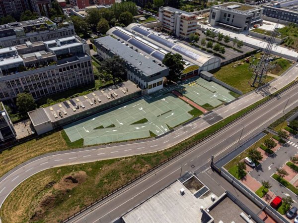 locale commerciale in vendita a Milano in zona Adriano