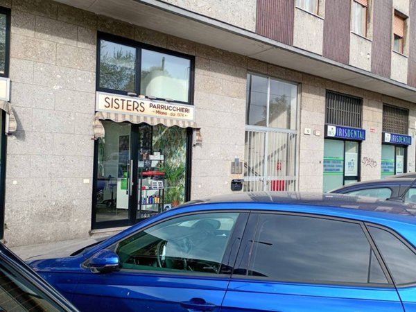 negozio in vendita a Milano in zona Famagosta