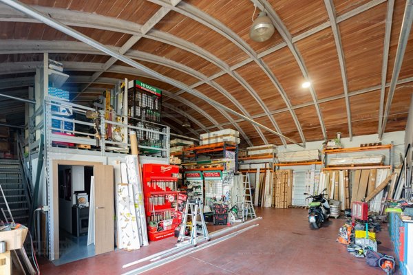 capannone in vendita a Milano in zona Precotto