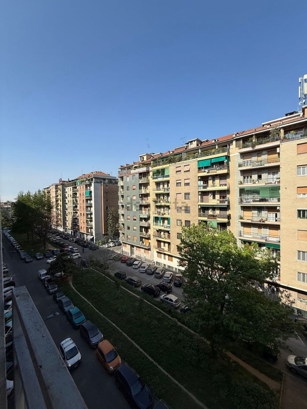 appartamento in vendita a Milano in zona Lorenteggio