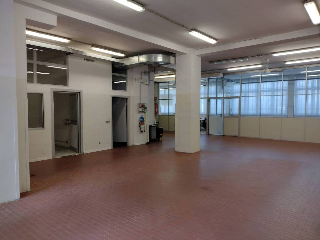 negozio in vendita a Milano in zona Crescenzago