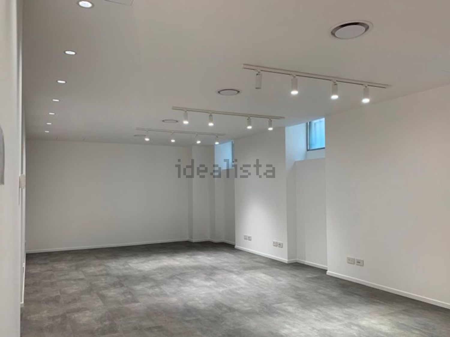 ufficio in vendita a Milano in zona Guastalla