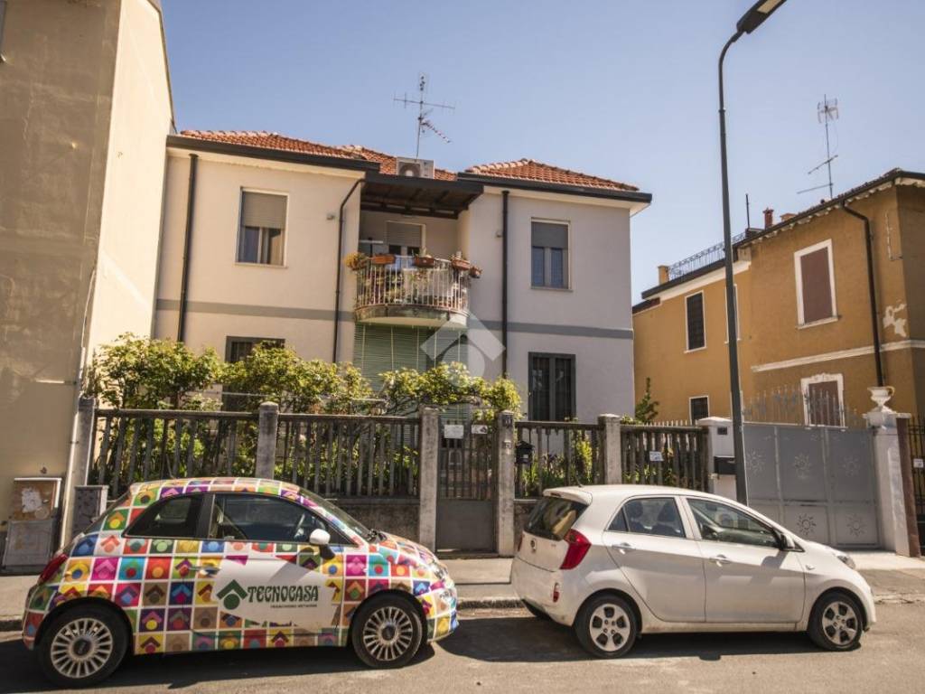casa indipendente in vendita a Milano in zona Baggio