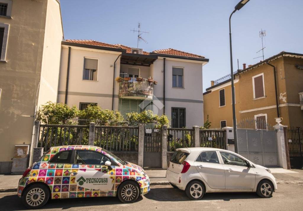 casa indipendente in vendita a Milano in zona Baggio