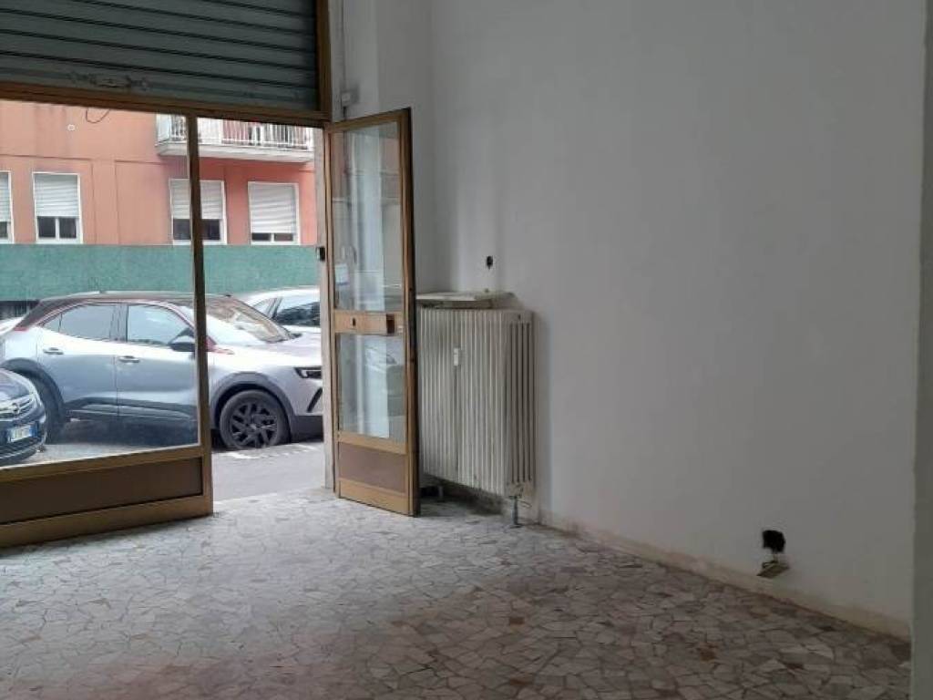 negozio in vendita a Milano in zona Piazzale Lodi