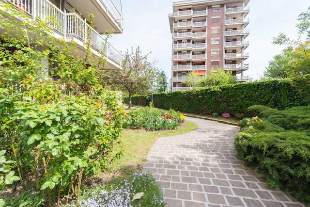 appartamento in vendita a Milano in zona Adriano