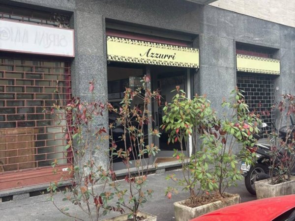 negozio in vendita a Milano in zona Trenno