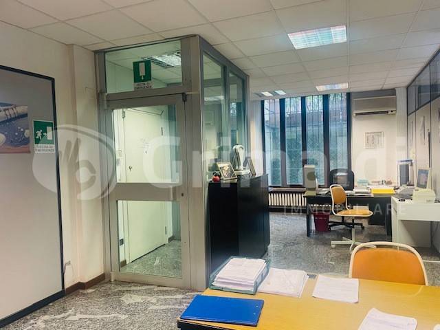 ufficio in vendita a Milano in zona Guastalla