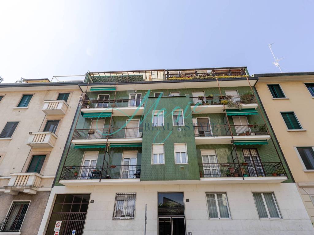 locale commerciale in vendita a Milano in zona Famagosta