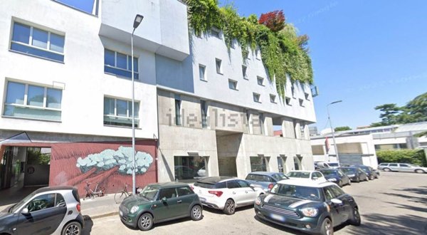 locale commerciale in vendita a Milano in zona Lambrate