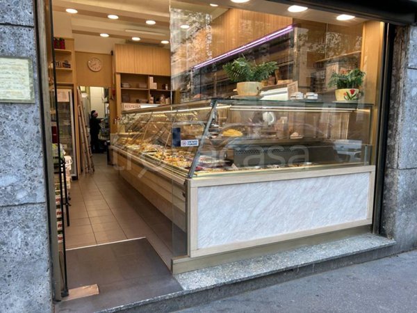 negozio in vendita a Milano in zona Lorenteggio
