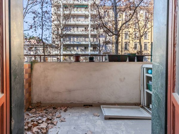 appartamento in vendita a Milano in zona Lorenteggio