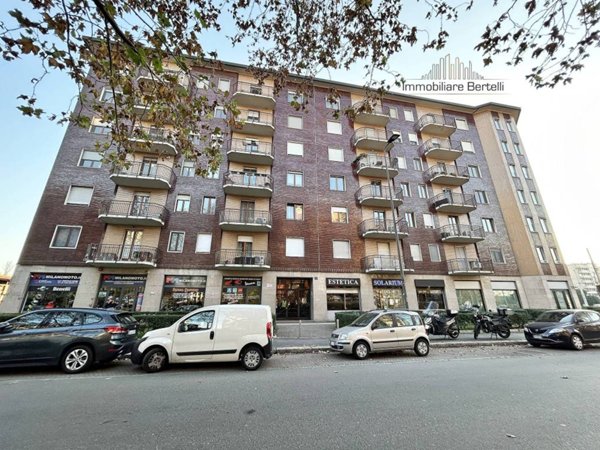 negozio in vendita a Milano in zona Barona