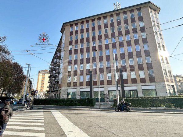 negozio in vendita a Milano in zona Famagosta