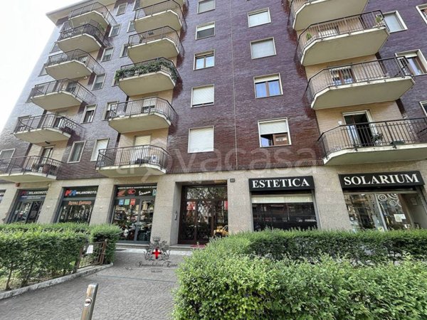 negozio in vendita a Milano in zona Famagosta