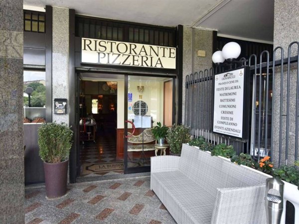 negozio in vendita a Milano in zona Famagosta