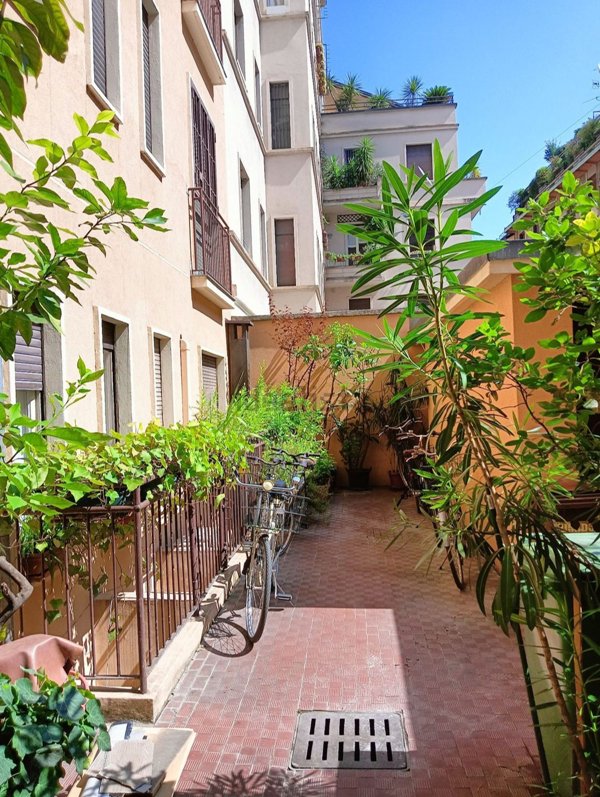 appartamento in vendita a Milano in zona Sant'Ambrogio