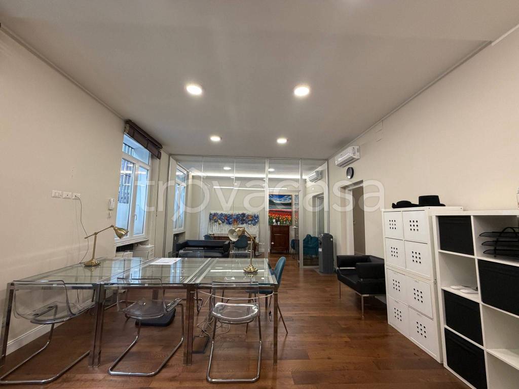 ufficio in vendita a Milano in zona Porta Garibaldi