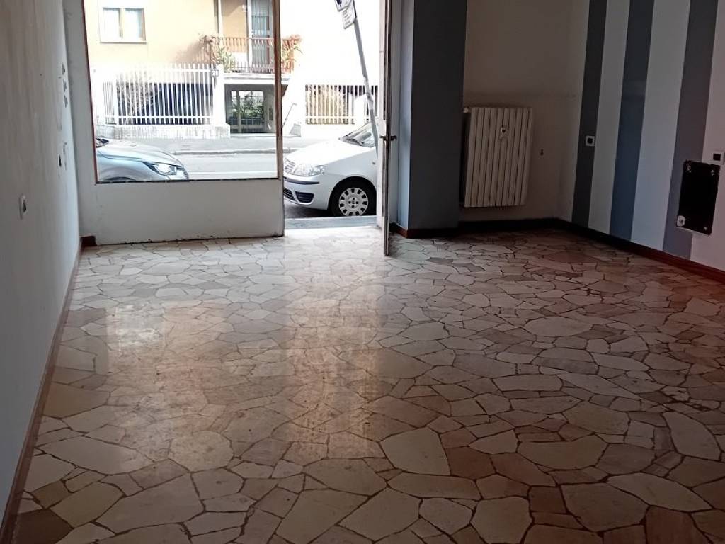 negozio in vendita a Milano in zona Affori