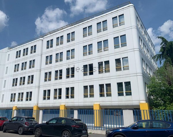 ufficio in vendita a Milano in zona Gallaratese