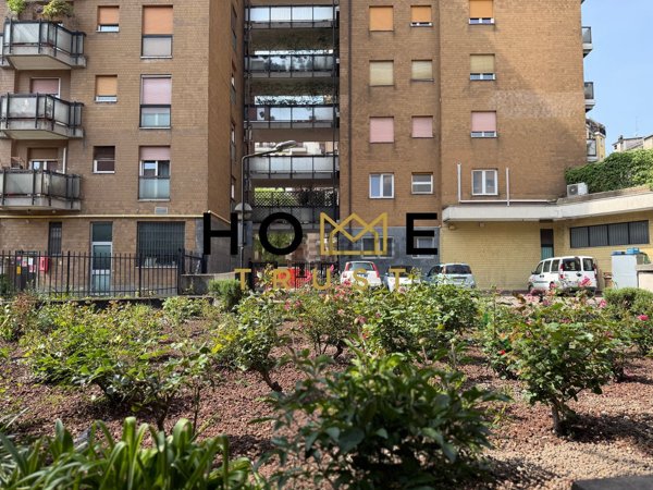 appartamento in vendita a Milano in zona Lorenteggio