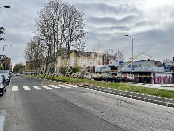 negozio in vendita a Milano in zona Famagosta