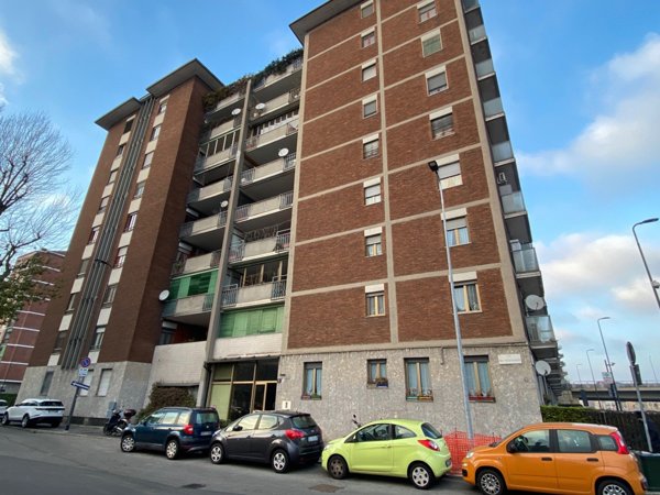 appartamento in vendita a Milano in zona Famagosta